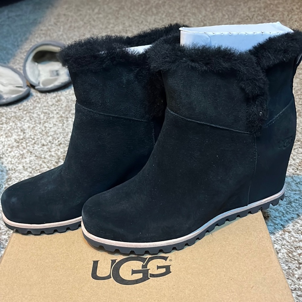 UGG UGG Women's Seyline Ankle Boot 6.5 New in box